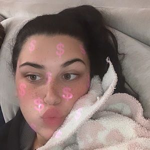 Meet your Posher, Dominique